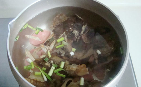 红乳牛肝菌滚烫法
