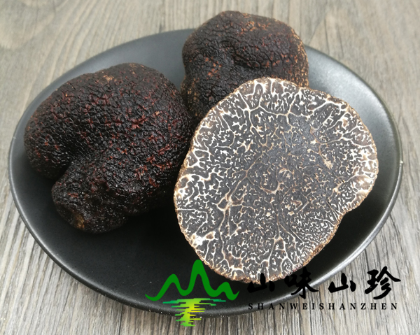 切开后的新鲜黑松露3-5cm 切开后的新鲜黑松露3-5cm