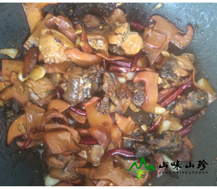 新鲜黑牛肝菌炒鸡