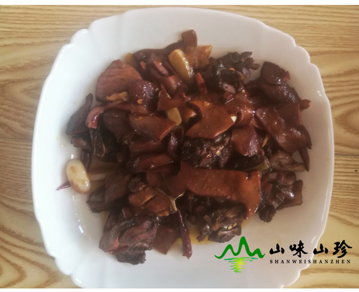 新鲜黑牛肝菌炒鸡装盘