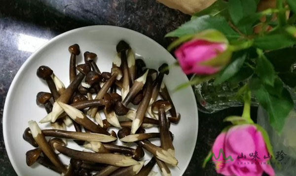 黑皮鸡枞菌炒辣椒的做法