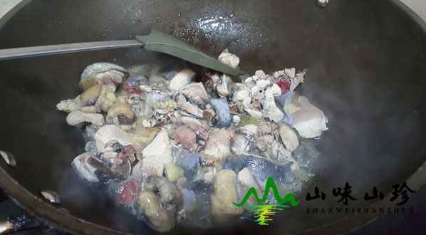 冰冻松茸炒乌鸡