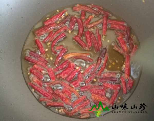 冰冻黄牛肝菌炒辣椒