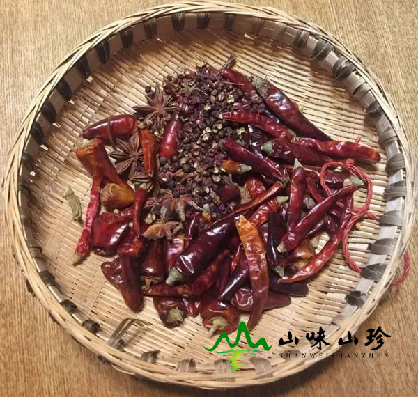 准备油浸鸡枞菌的辅料 准备油浸鸡枞菌的辅料