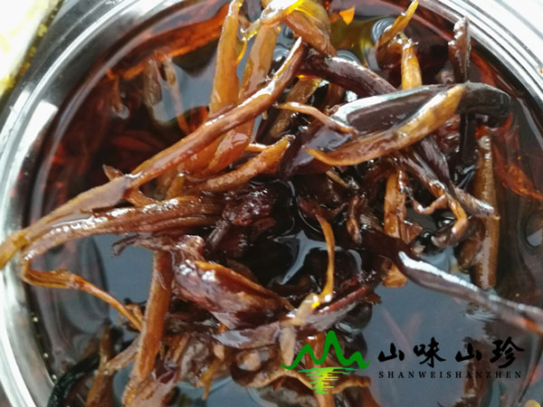 将放凉的鸡枞菌装瓶
