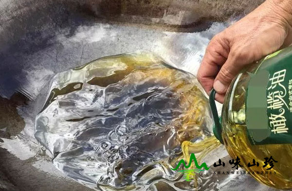倒入全部用量的食用油 倒入全部用量的食用油