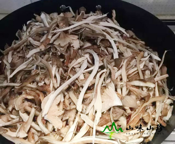 放入鸡枞菌 放入鸡枞菌