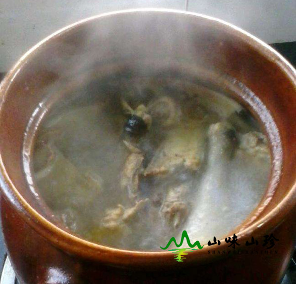 鸡肉放入锅内炖煮