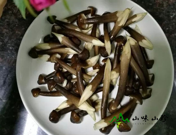 黑皮鸡枞菌用流水清洗干净
