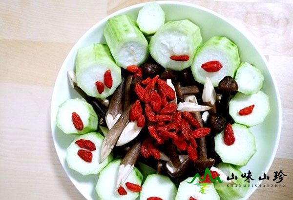 黑皮鸡枞菌蒸丝瓜的做法