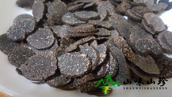 将黑松露切片 将黑松露切片