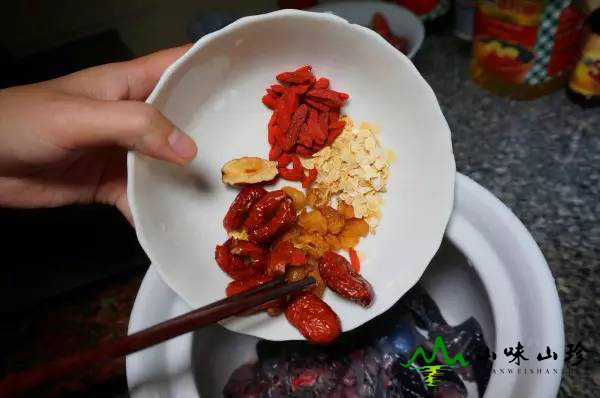 红枣等食材也放入炖锅 红枣等食材也放入炖锅