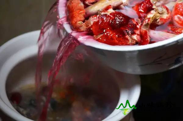 加入泡发红菇的水 加入泡发红菇的水