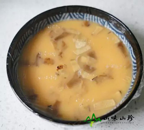 将松茸放入蛋液 将松茸放入蛋液