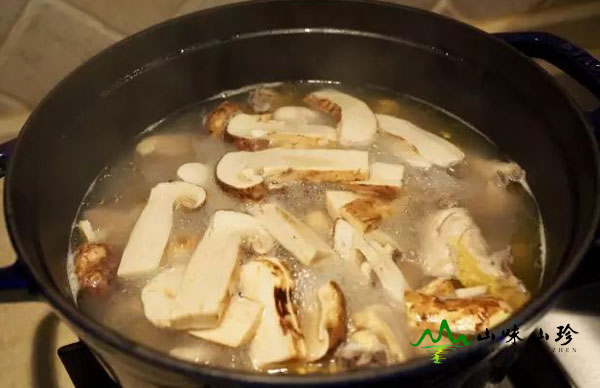 放入松茸 放入松茸
