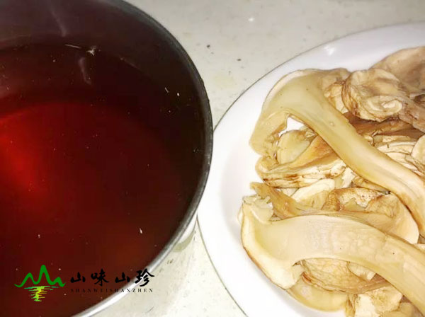 将干品松茸泡发 将干品松茸泡发
