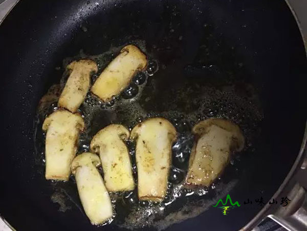 将松茸煎至金黄 将松茸煎至金黄