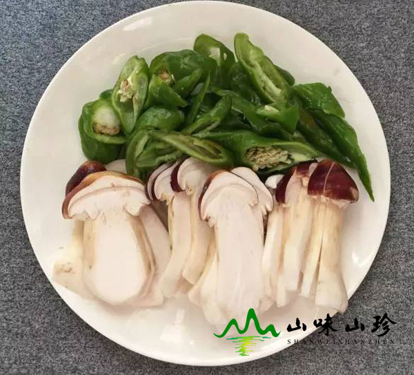 将辣椒和姬松茸切好