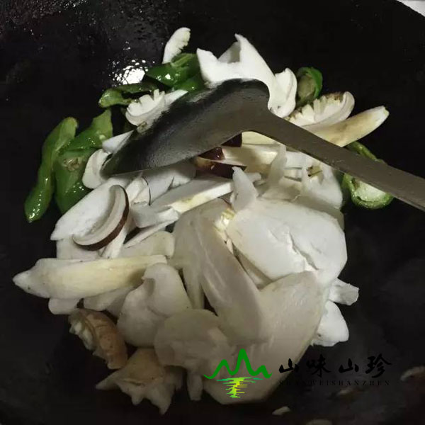 放入姬松茸