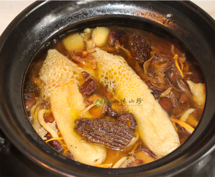 食材放入锅内煲汤