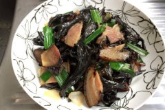 腊肉炒黑喇叭菌的做法，功效作用与食用禁忌