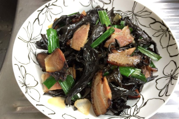 腊肉炒黑喇叭菌怎么做 腊肉炒黑喇叭菌怎么做