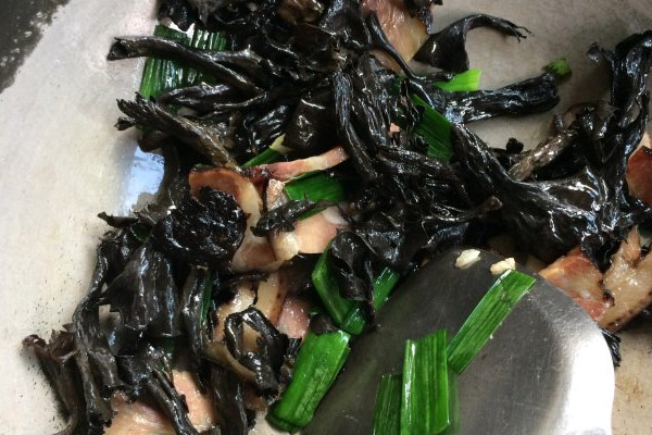 腊肉炒黑喇叭菌的功效作用与营养价值 腊肉炒黑喇叭菌的功效作用与营养价值