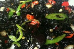 黑喇叭菌爆炒青红辣椒的做法，功效作用与食用禁忌