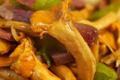 吃鸡油菌经期会推迟吗，鸡油菌有几种颜色