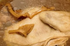 煮鸡油菌汤用放盐吗，鸡油菌蒸蛋多长时间好